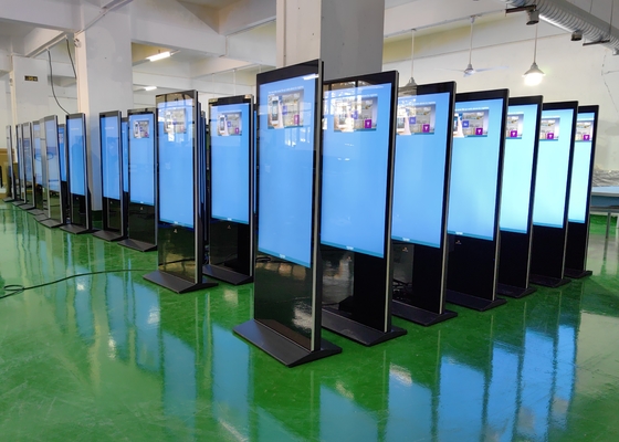 IPhone в форме пола, стоящий в форме цифровой вывески, киоск тотема